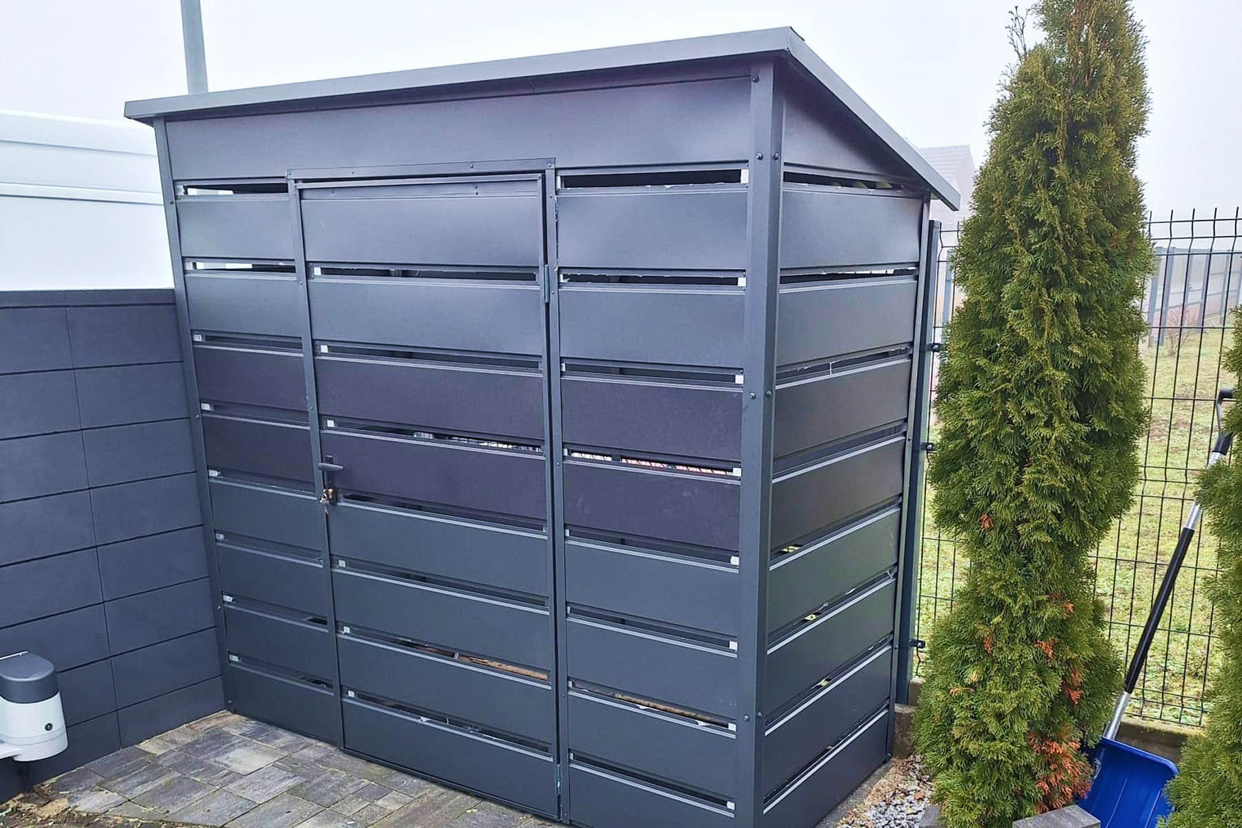 10-16 Przykład realizacji garażu blaszanego z bramą uchylną w kolorze grafit – Nowy Sącz