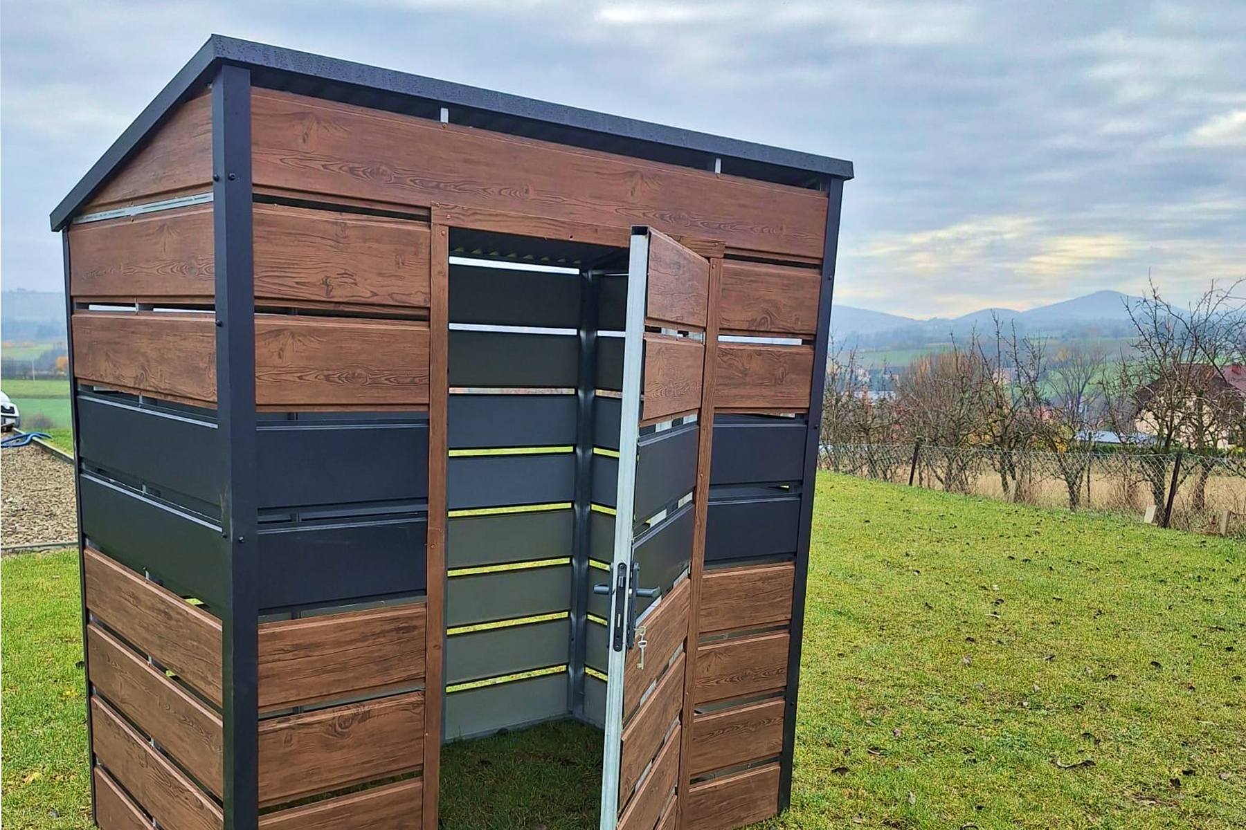 Realizacja domku narzędziowego z blachy – praktyczna przestrzeń ogrodowa