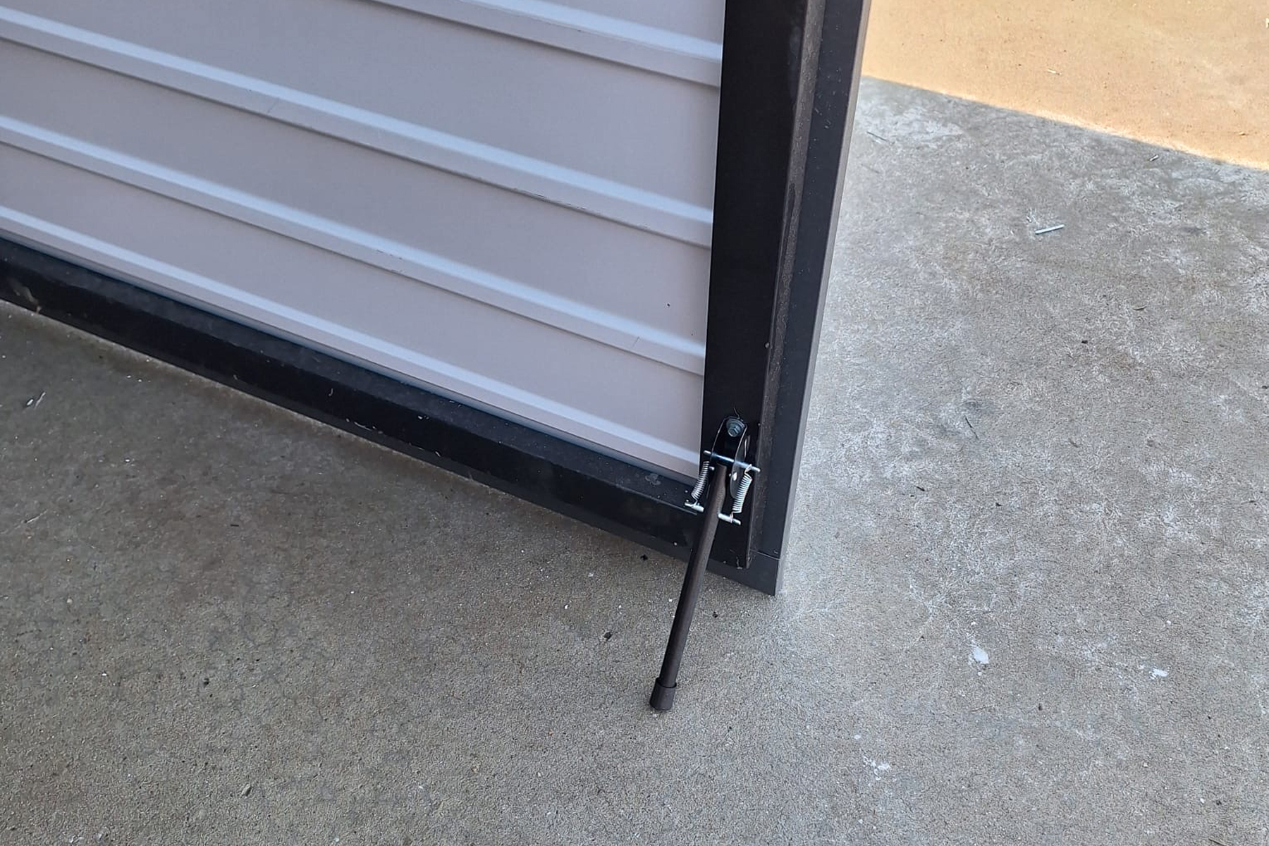 10-21 Sposób otwierania, stopka pozwalająca trzymać uchylone do domku drzwi.