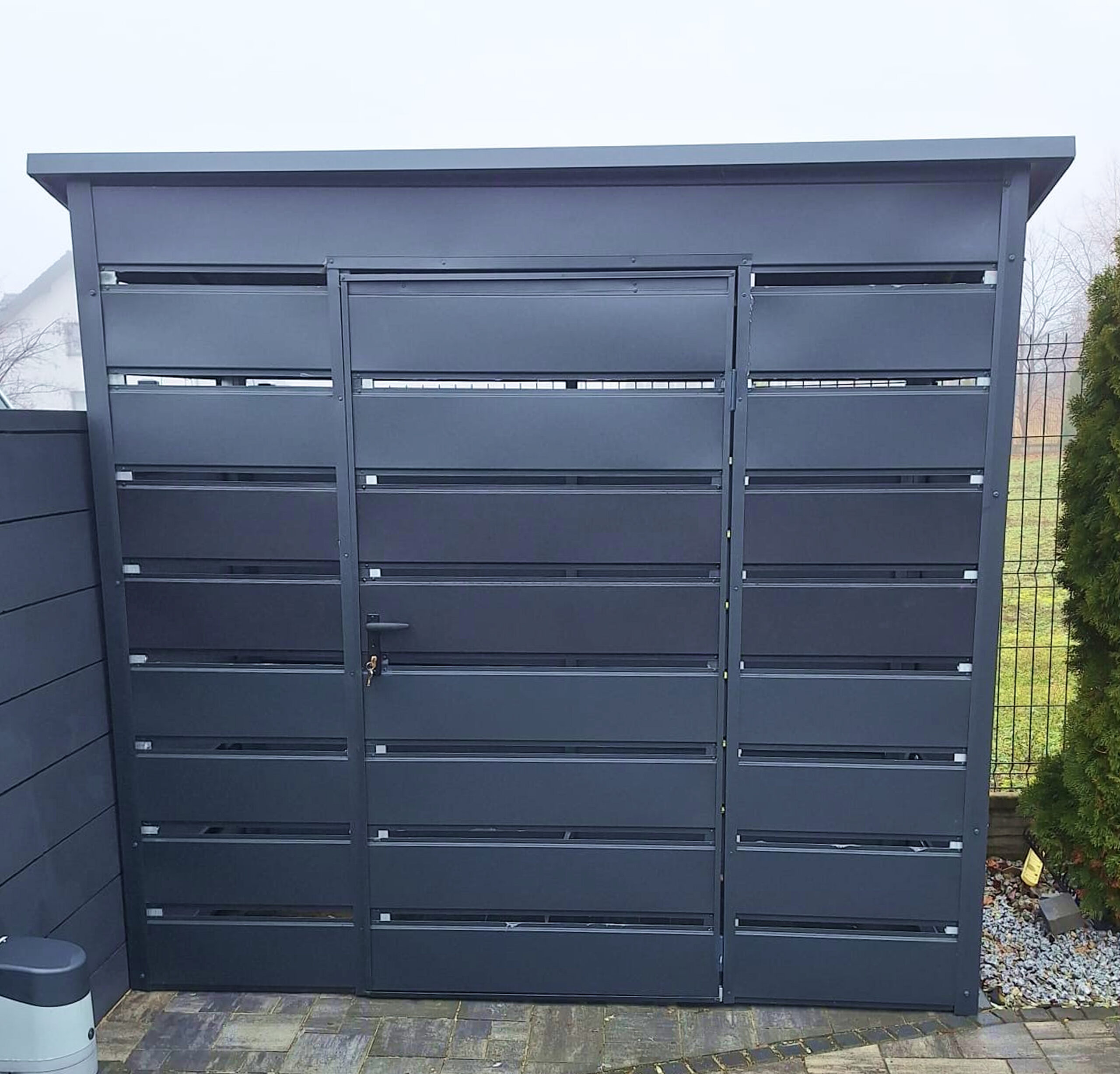 garaz-main Garaż blaszany dopasowany do potrzeb klienta – solidna stalowa konstrukcja z bramą uchylną